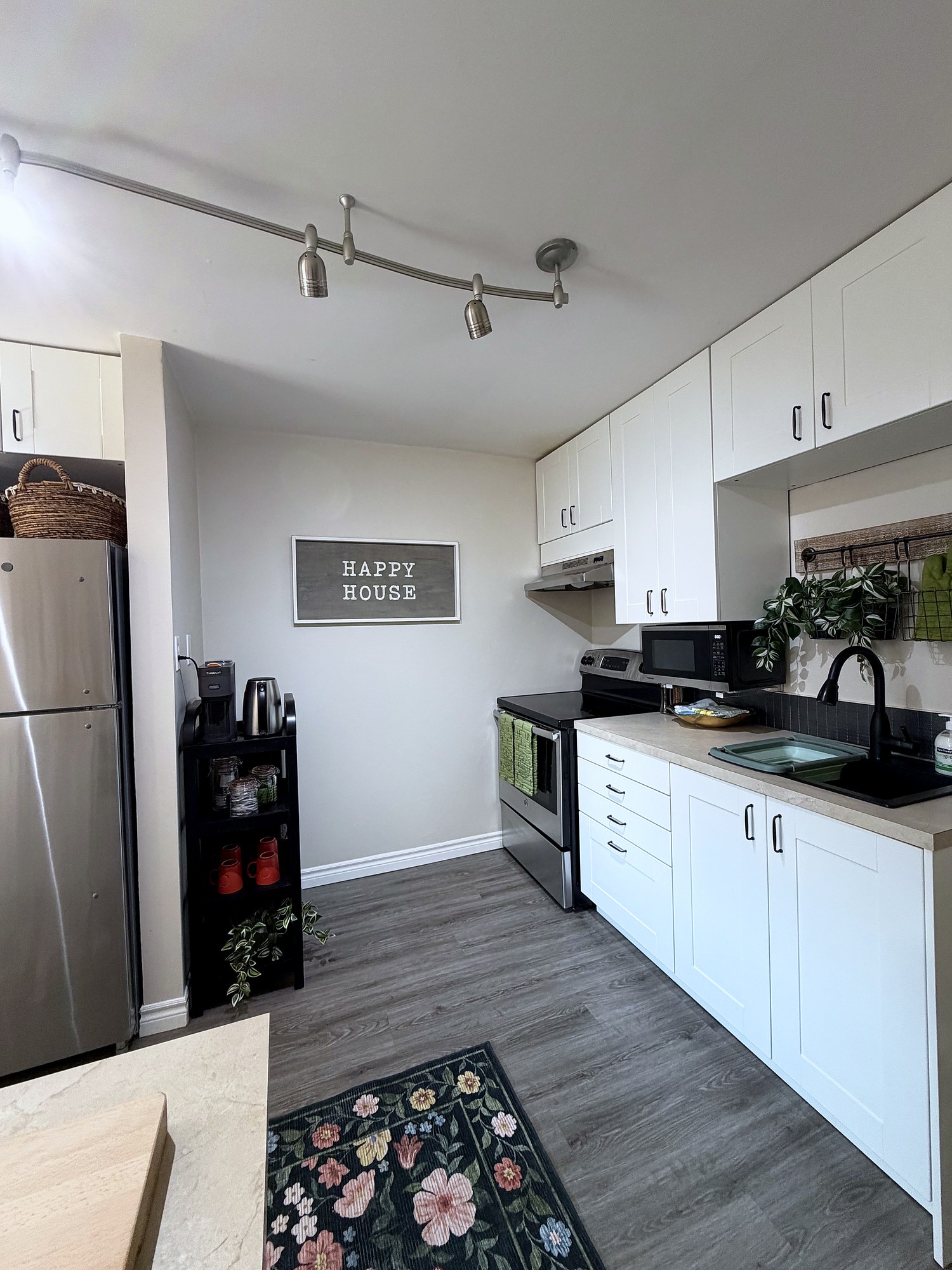 Full kitchen